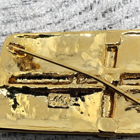Vintage/retro gold tone gift wrap brooch statement signed - Picture 5 of 6